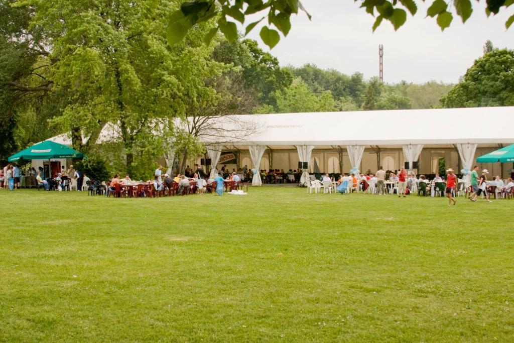 Balatonvilágos Club Aliga Retro Resort מראה חיצוני תמונה